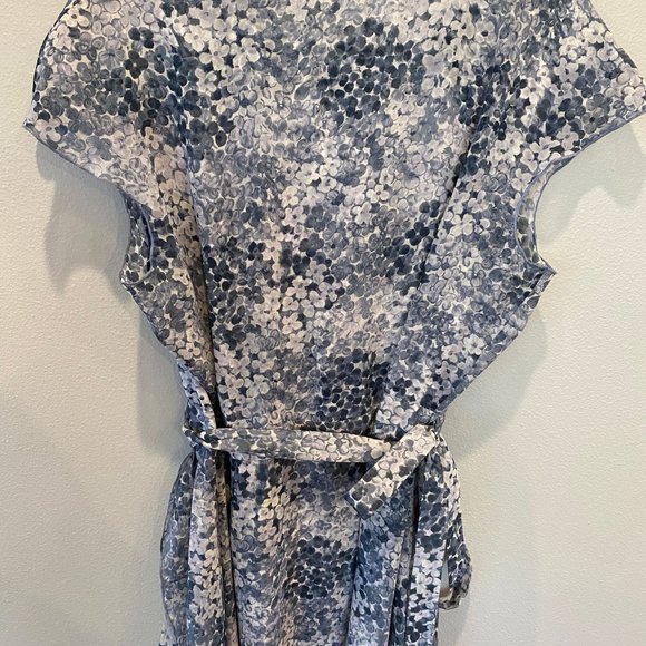 The J. Peterman Company : 100% Silk wrap dress with blue floral print 16 - Picture 5 of 6